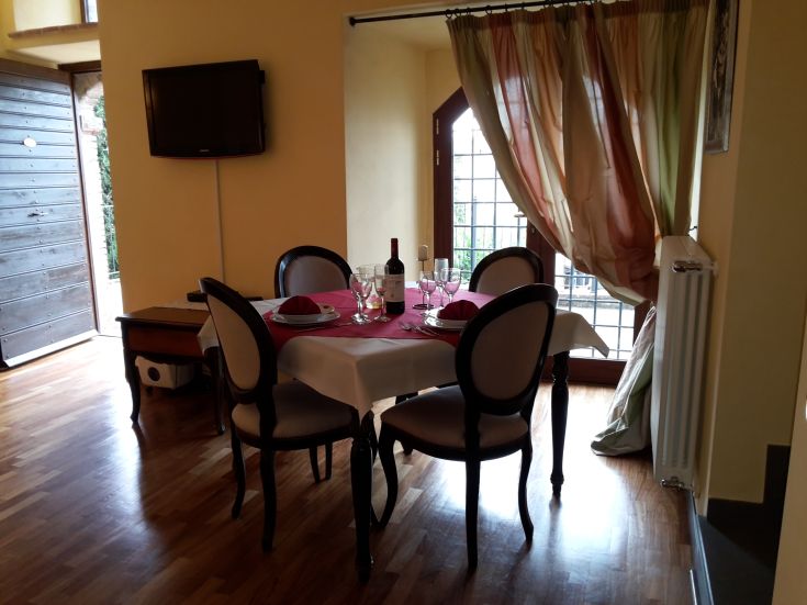 Schlichte Umgebung mit einem gedeckten Tisch, geeignet für gesellige Mittagessen.