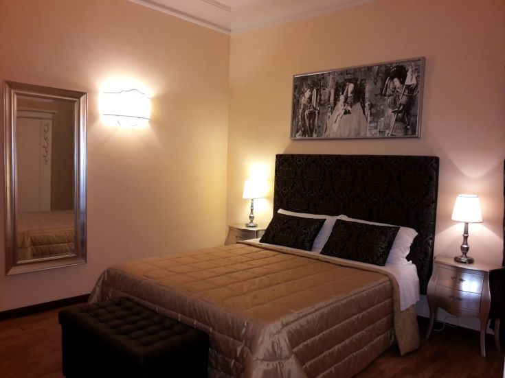 Ruhiges Zimmer mit bequemen Betten und sanfter Beleuchtung, perfekt zum Entspannen.