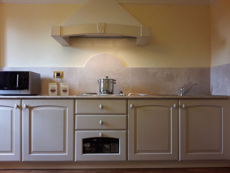 Moderne und komfortable Küche mit Geräten und funktionalen Bereichen für optimale Praktikabilität.