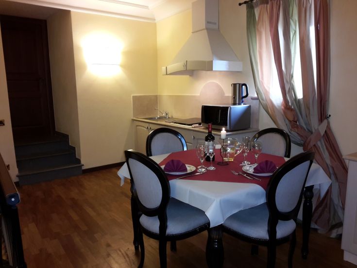 Eine gemütliche Umgebung mit einer gut ausgestatteten Küche und einem für das Abendessen gedeckten Tisch.