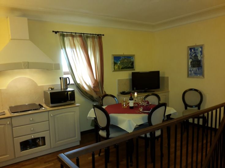 Gemütliche Wohnung mit Küche und Wohnzimmer, perfekt für einen ruhigen Urlaub.