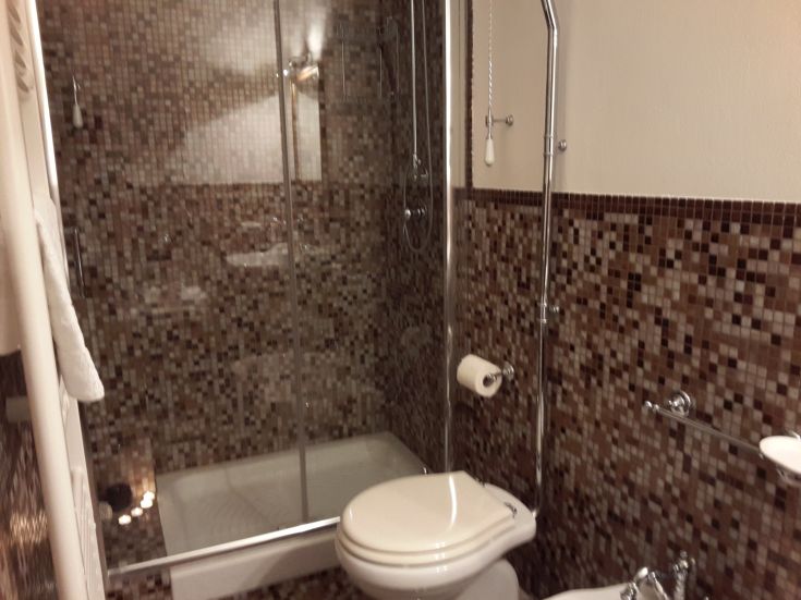 Modernes und funktionales Badezimmer mit Dusche in einem schlichten Umfeld.