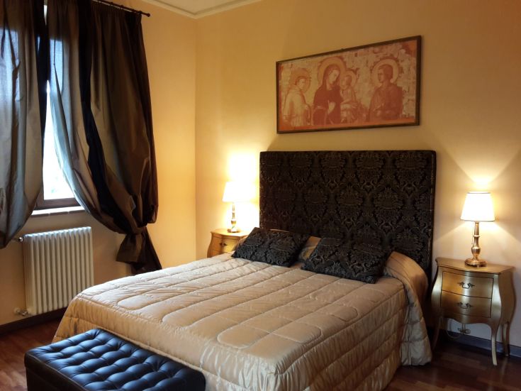 Geräumiges Doppelzimmer mit einfacher Einrichtung und gemütlicher Atmosphäre.