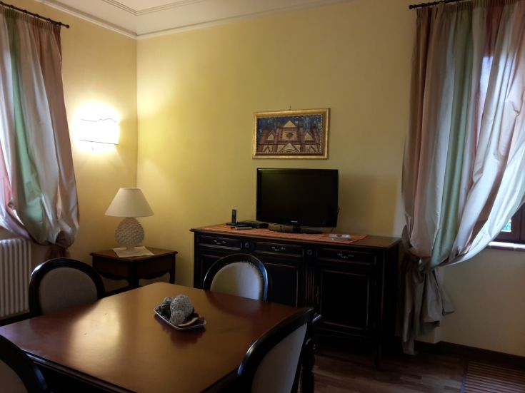 Ein gemütlicher Raum mit einfachen Möbeln, perfekt für Entspannungsmomente.