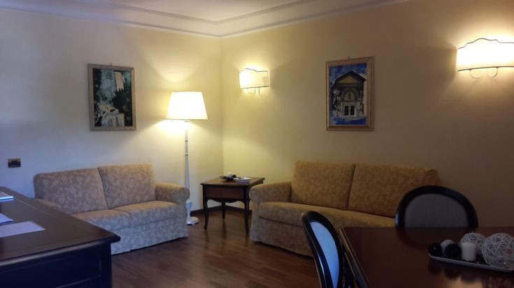 Gemütliche Umgebung mit weichen Stühlen und sanfter Beleuchtung, ideal für Entspannungsmomente.