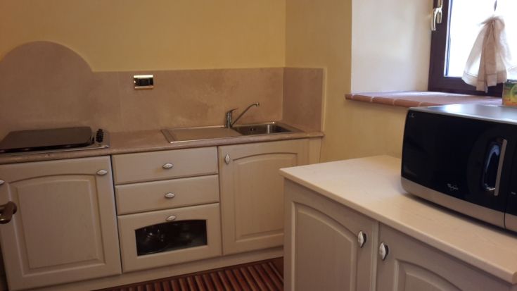 Gut ausgestattete Küche mit modernen Geräten, ideal für entspannte und gesellige Momente.