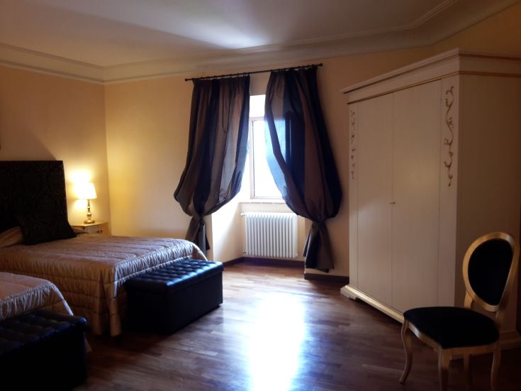 Eine einfache Wohnung im Palazzo Izzalini, ideal für Entspannungsmomente.