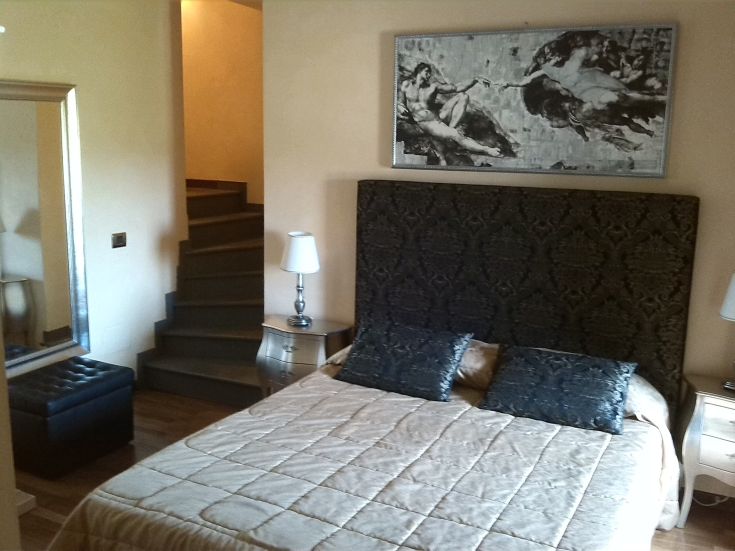 Geräumiges Zimmer mit Treppenszenen und einem Spiegel, ideal für Entspannungsmomente.