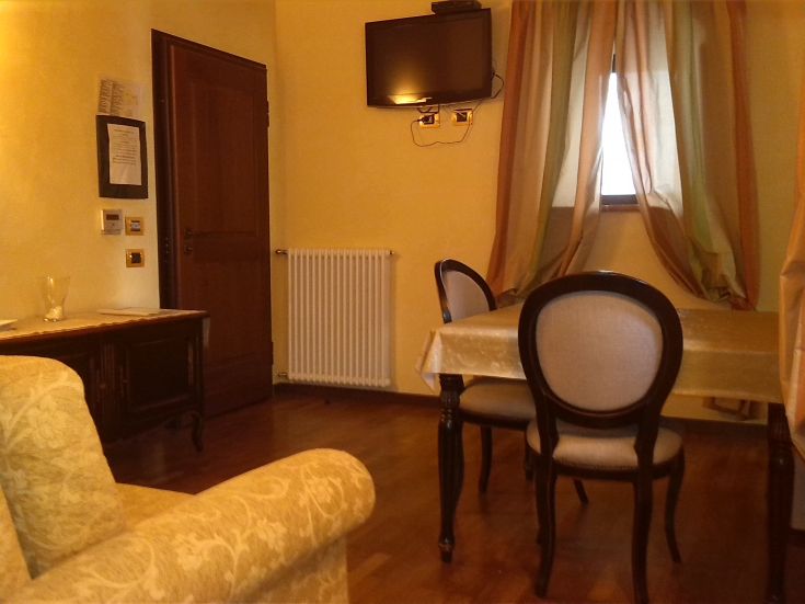 Einfaches Apartment mit Fernseher und Wohnzimmer. Heller Raum für einen komfortablen Aufenthalt.