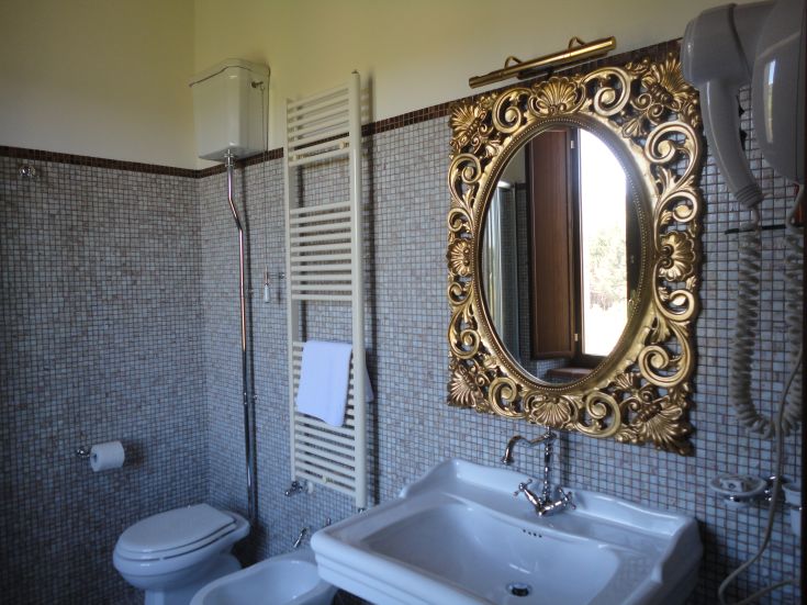 Modernes Badezimmer mit einem hellen Spiegel und zeitgemäßen Annehmlichkeiten, ideal zum Entspannen.