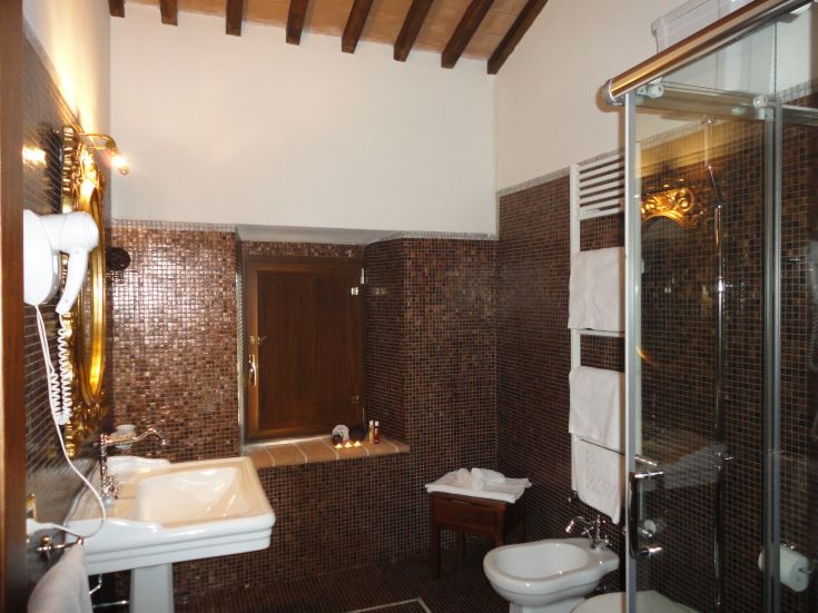 Ein elegantes und gemütliches Badezimmer, das durch stilvolle Mosaikdetails und sorgfältige Finishes gekennzeichnet ist.