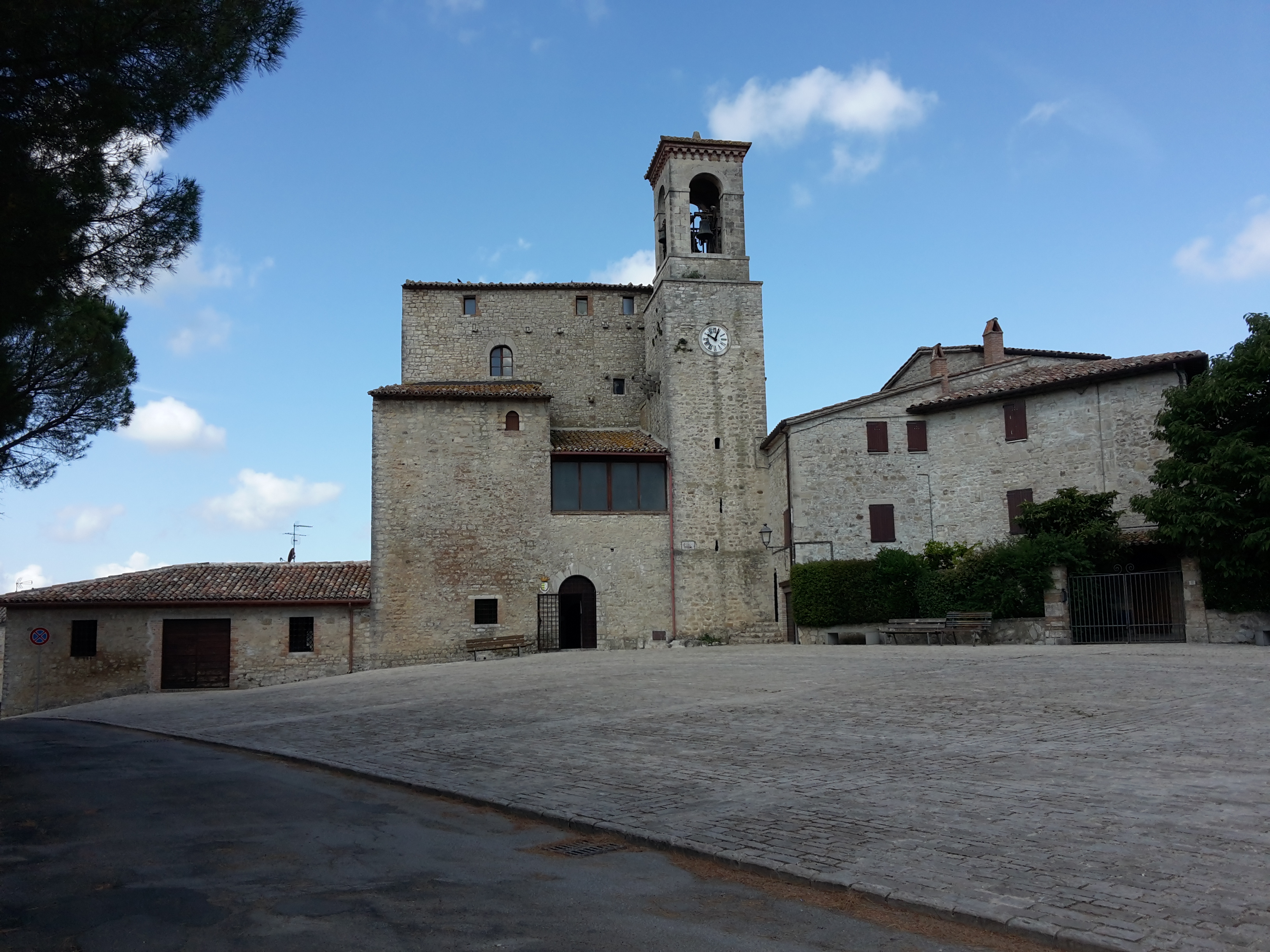 Castello medievale ristrutturato, situato nella campagna umbra, offre appartamenti confortevoli per un soggiorno riposante.