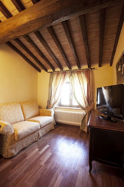 Ein einfacher Wohnraum mit einem Sofa und einem Fernseher, perfekt zum Entspannen.