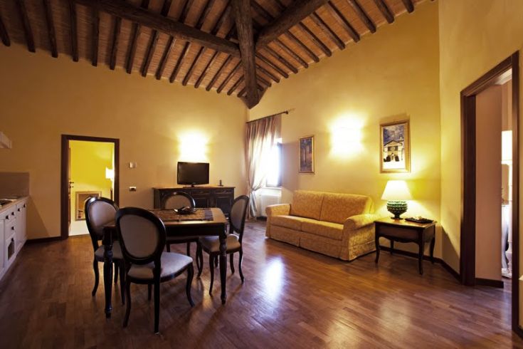 Gemütliches Wohnzimmer mit Esstisch und Sofa, einfache Details und eine ruhige Atmosphäre.