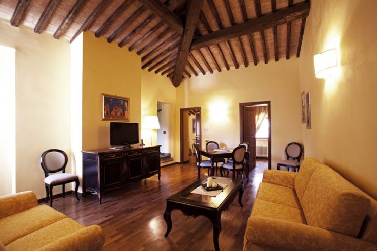 Eine einfache Wohnung mit Holzdeckenbalken, schlicht eingerichtet für einen praktischen Wohnraum.