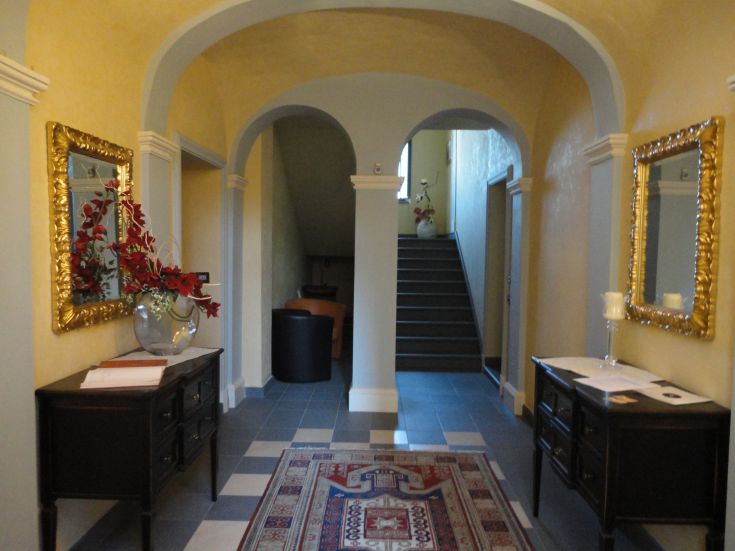 Eingang des Resorts umgeben von üppiger Natur mit einfachen und einladenden architektonischen Elementen.