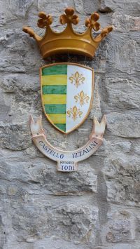 Der Palazzo Izzalini liegt zehn Kilometer von Todi entfernt, umgeben von einer friedlichen ländlichen Umgebung.