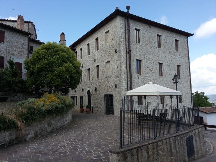 Eine alte Burg, umgeben von der grünen umbrischen Landschaft, ideal für Freizeit und Moment der Ruhe.