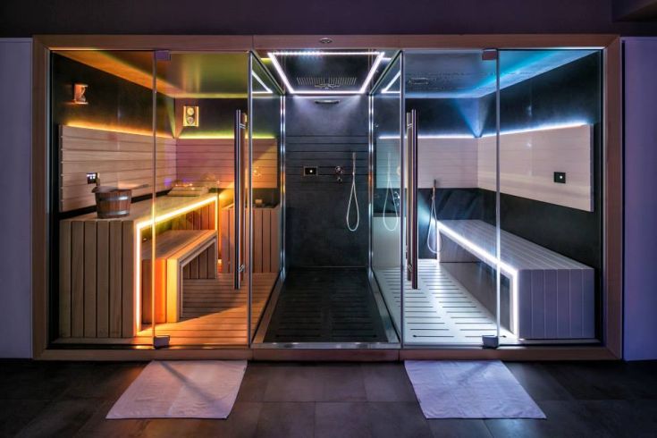 Sauna moderne avec éclairage doux, idéal pour des moments de détente.