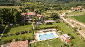 Circondata dalla natura umbra, la Tenuta Ponziani presenta un'atmosfera di tranquillità, con una piscina a sfioro.