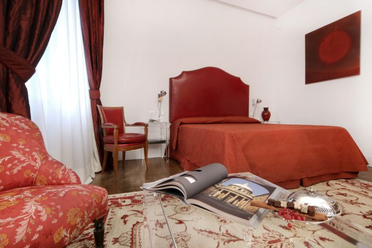 Camera dalle tonalità calde con arredi semplici e accoglienti, ideale per momenti di relax.