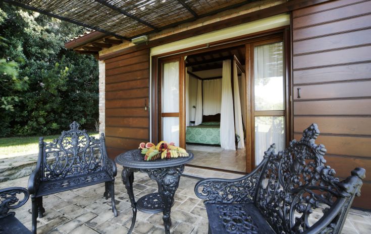 Un'area esterna con tavolo e sedie, ideale per godersi momenti di relax in un ambiente tranquillo.