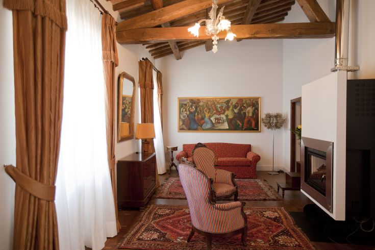 Un salotto luminoso con arredi eleganti e una piacevole atmosfera. Grandi finestre lasciano entrare la luce naturale.