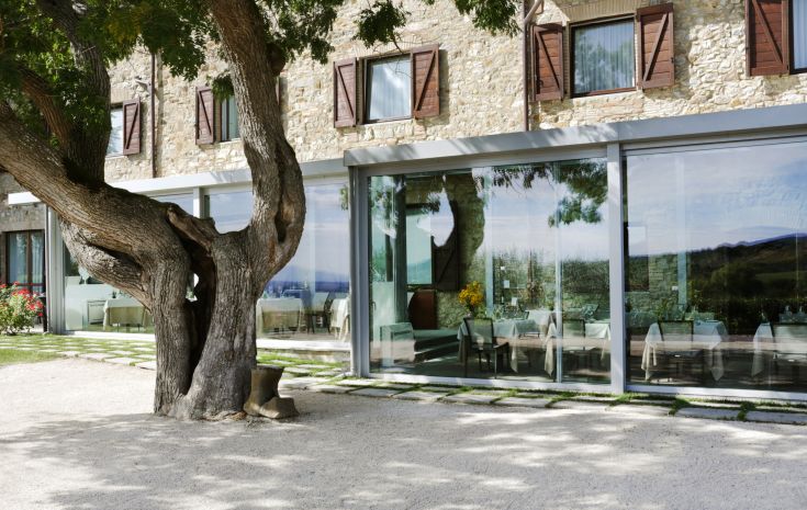 Struttura ricettiva circondata dal verde, con camere confortevoli e un ristorante con vista panoramica. Perfetta per momenti di relax e incontri.