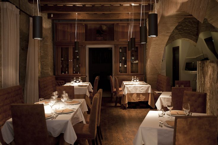 Ristorante con tavoli apparecchiati, arredamento semplice e atmosfera tranquilla.