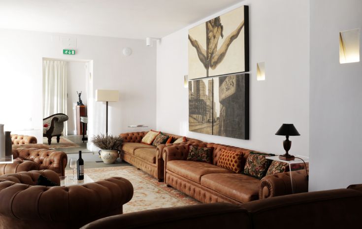 Ambiente sobrio con divani in pelle e elementi di design moderno.