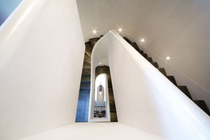 Un angolo di una scala contemporanea con linee semplici e illuminazione delicata.