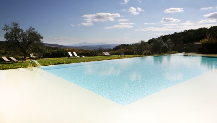 Complesso turistico in Umbria, dotato di piscina a sfioro, circondato da ampie aree verdi, vigneti e uliveti.