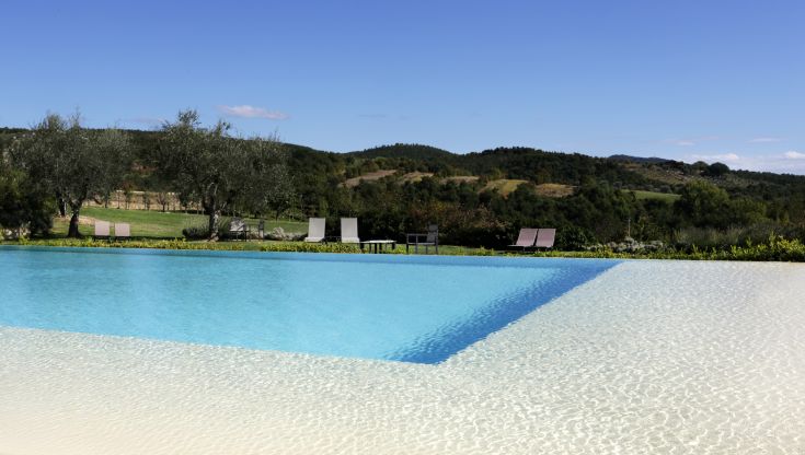 Un resort situato nel verde dell'Umbria, con una piscina panoramica e filari di vigneti.