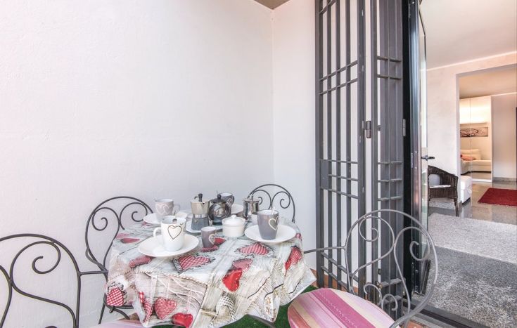 Un angolo tranquillo con un tavolo semplice per una colazione all'aperto.