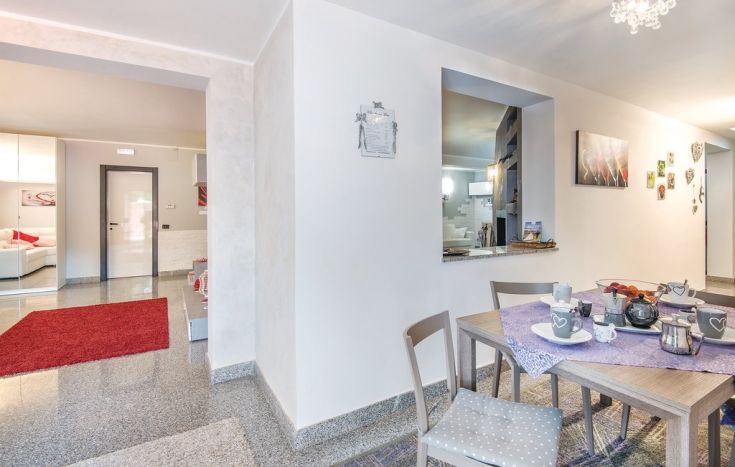 Interno accogliente di un appartamento moderno, con zona pranzo.