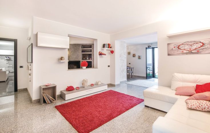 Interni luminosi e moderni, con elementi decorativi e un tappeto rosso.