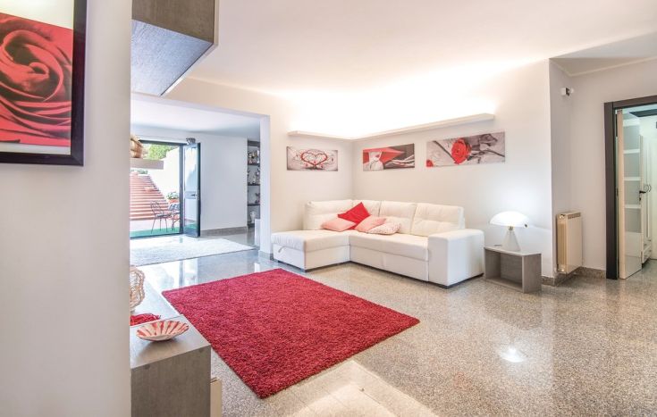 Un soggiorno luminoso e moderno caratterizzato da mobili semplici e confortevoli. Adatto per momenti di relax.