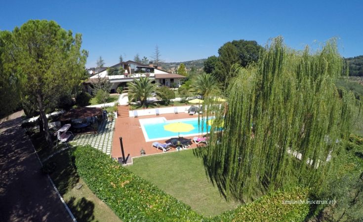 Villa con piscina situata in un contesto verde e tranquillo, ideale per una vacanza rilassante.