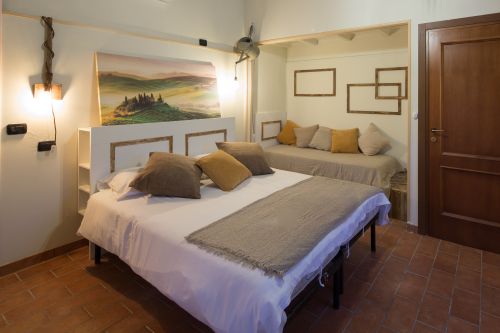 Camera confortevole con letto matrimoniale e spazio per il relax, circondata dalla natura.