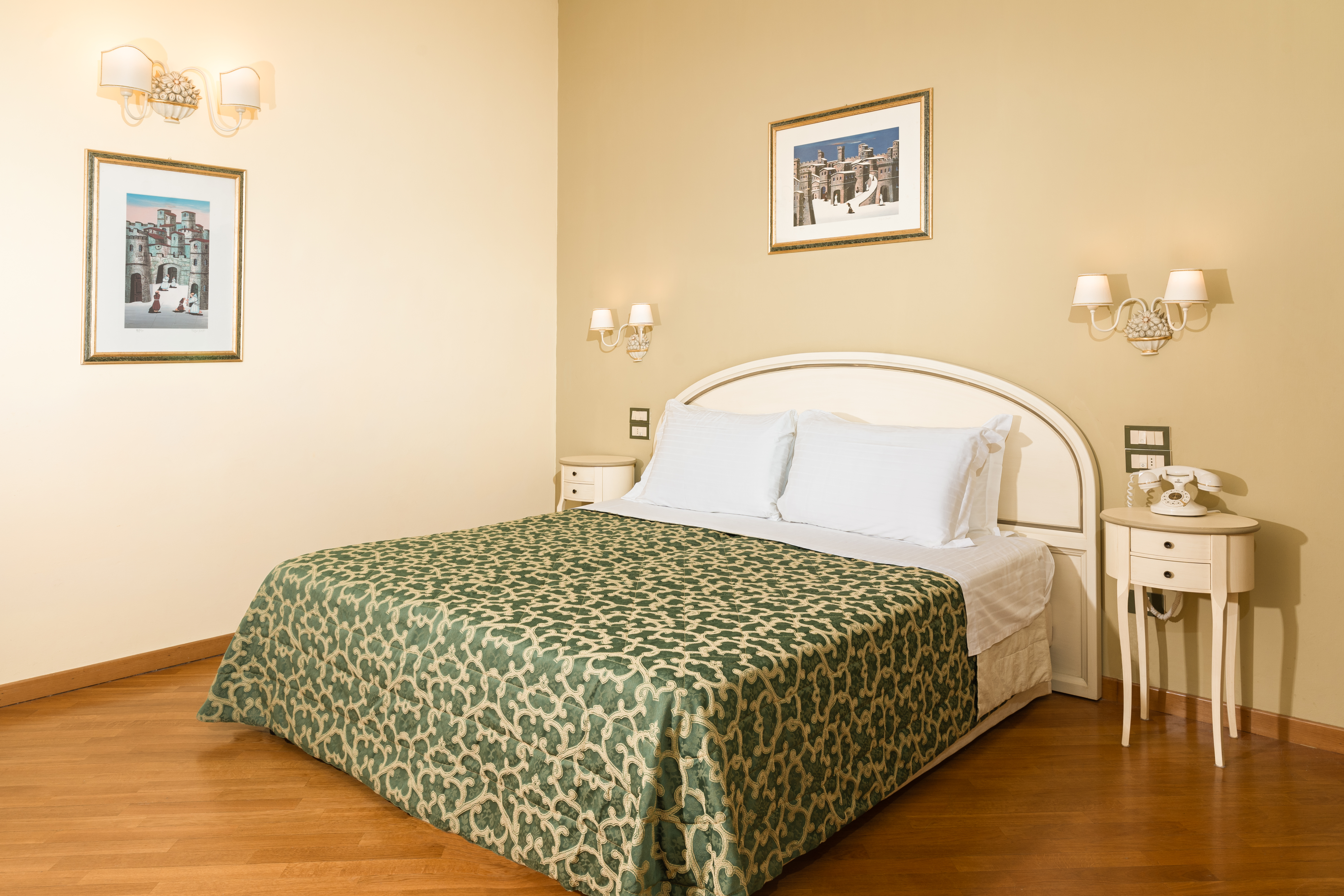 Gemütliches Zimmer mit Doppelbett und schlichten Details, perfekt für einen ruhigen Aufenthalt.