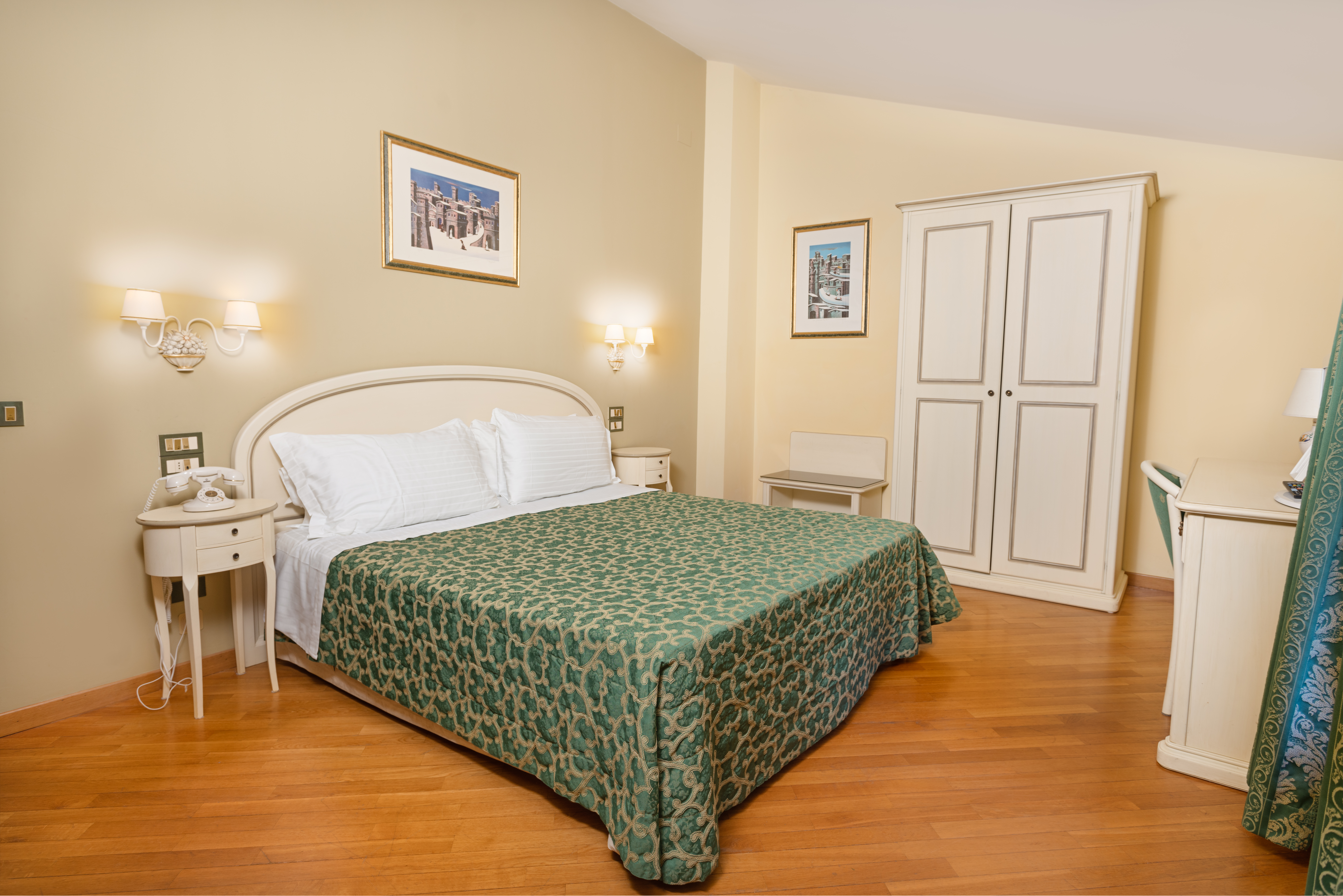 Einfaches Zimmer im Relais San Clemente mit einem Doppelbett und gut gepflegten Möbeln.
