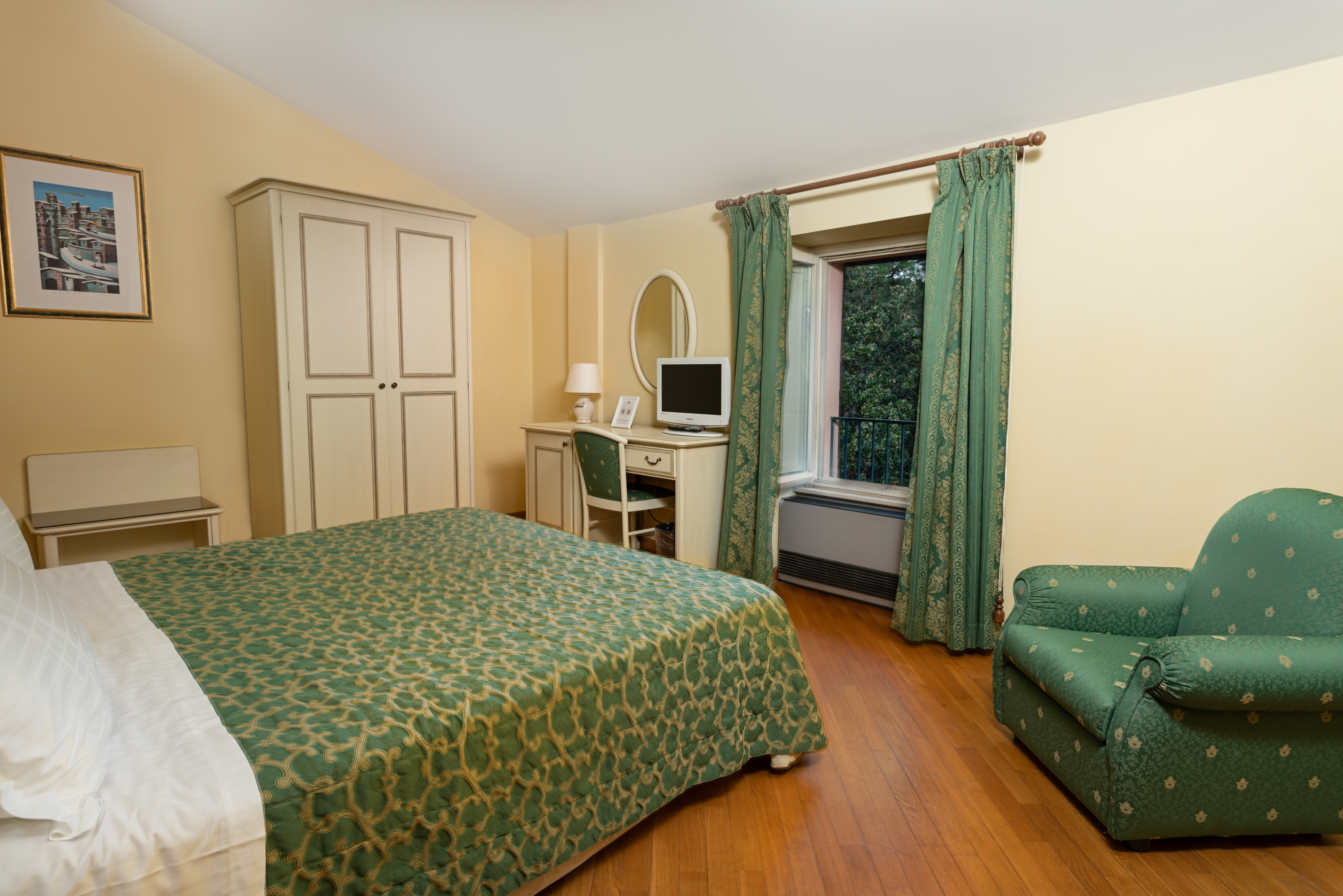 Gemütliches Zimmer mit einem Doppelbett und einfachen Holzmöbeln, perfekt für einen ruhigen Aufenthalt.