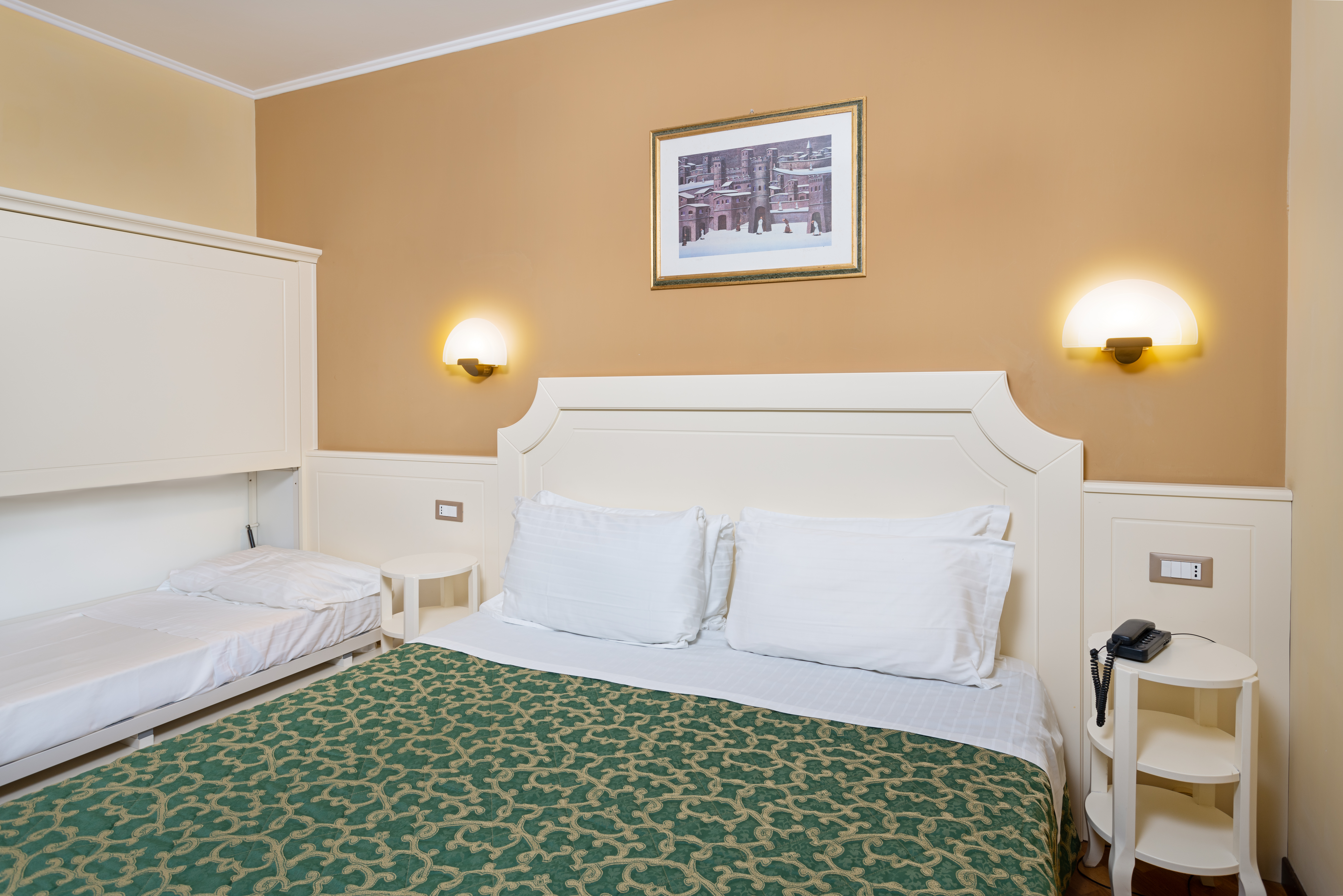 Einfaches und gemütliches Zimmer mit praktischen Möbeln, ideal für einen ruhigen Aufenthalt.