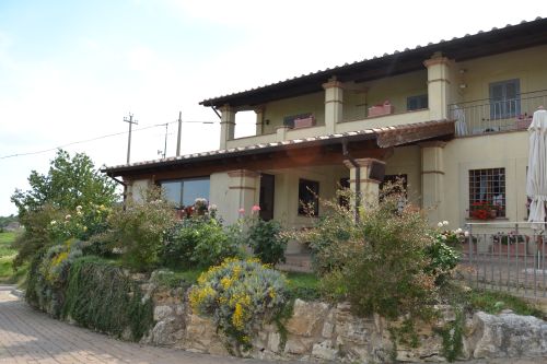 Edificio del XVII secolo, recentemente ristrutturato, situato nel paesaggio della campagna umbra.