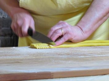 Titolo: ESPERIENZE DI CUCINA TRADIZIONALE Prepariamo le tagliatelle e le 