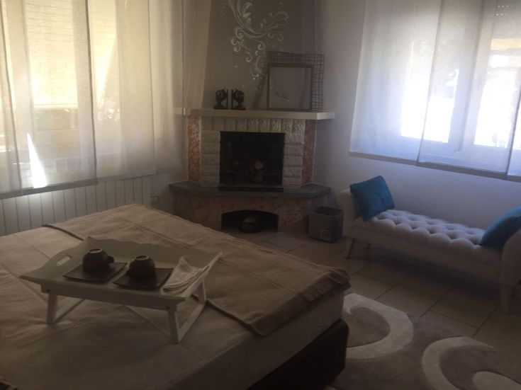 Un soggiorno luminoso e confortevole con un camino, adatto per piacevoli momenti di relax.