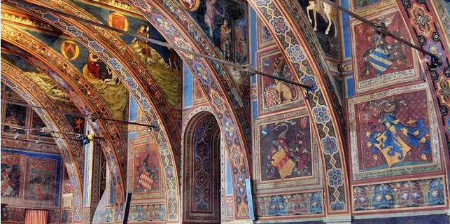 Soffitto con affreschi riguardanti motivi storici e araldici, caratteristico delle strutture nobiliari.