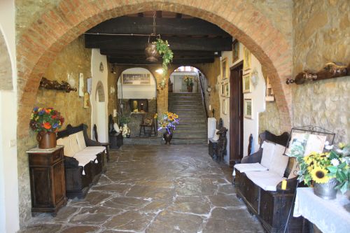 Un corridoio semplice, con archi in mattoni e decorazioni sobrie, ideale per un'atmosfera tranquilla.