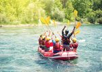 Un gruppo di persone partecipa a un'escursione di rafting divertente sul fiume Nera.