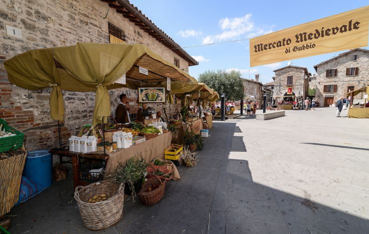 Il mercato medievale di Gubbio presenta prodotti tipici e artigianato della zona.